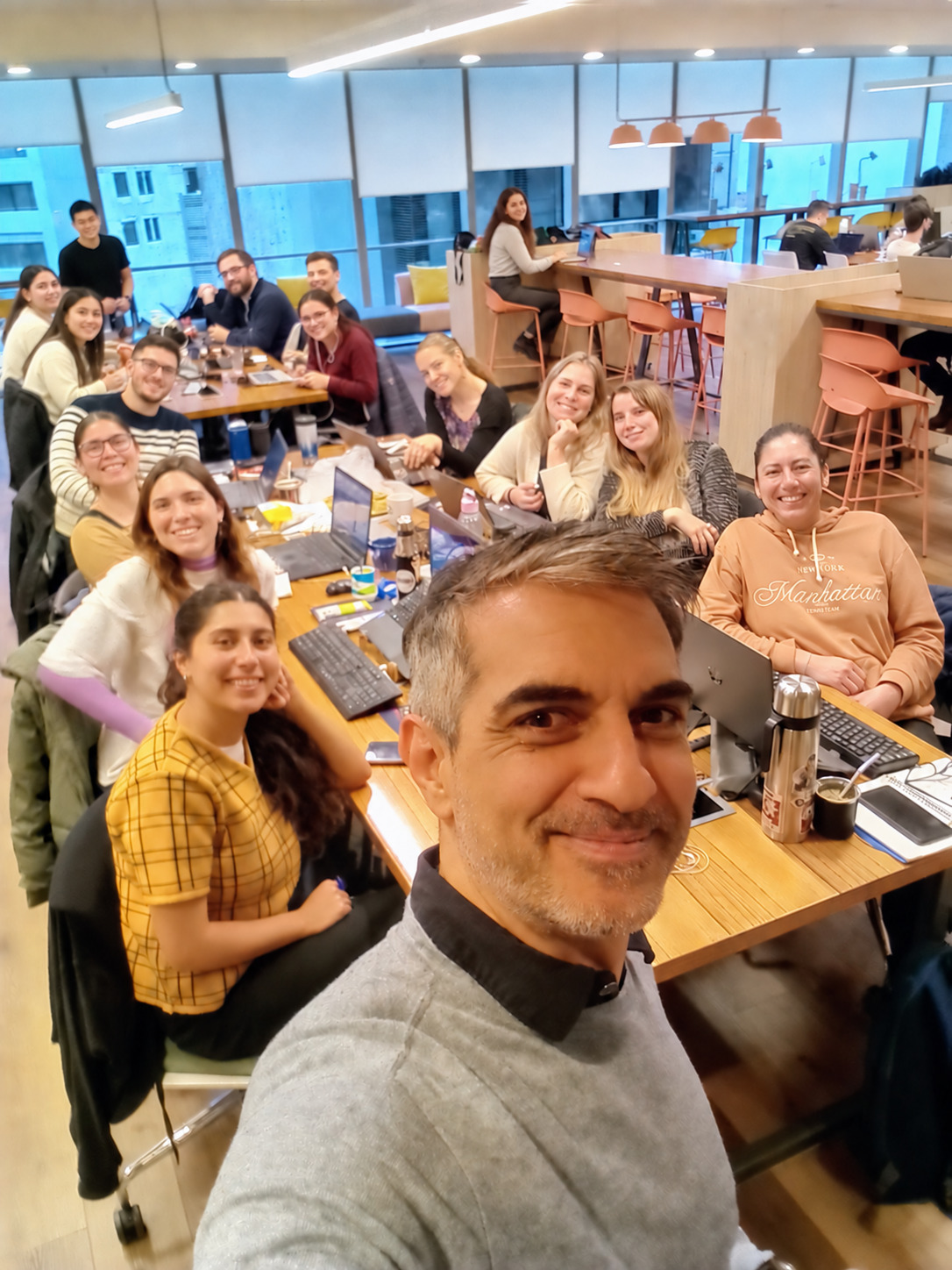 El equipo de Página 1 reunido alrededor de una mesa.