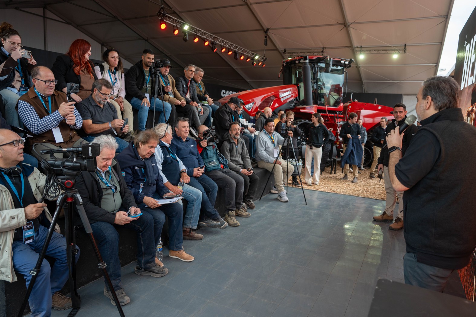 Presentación de maquinaria de Case IH ante periodistas en un stand.