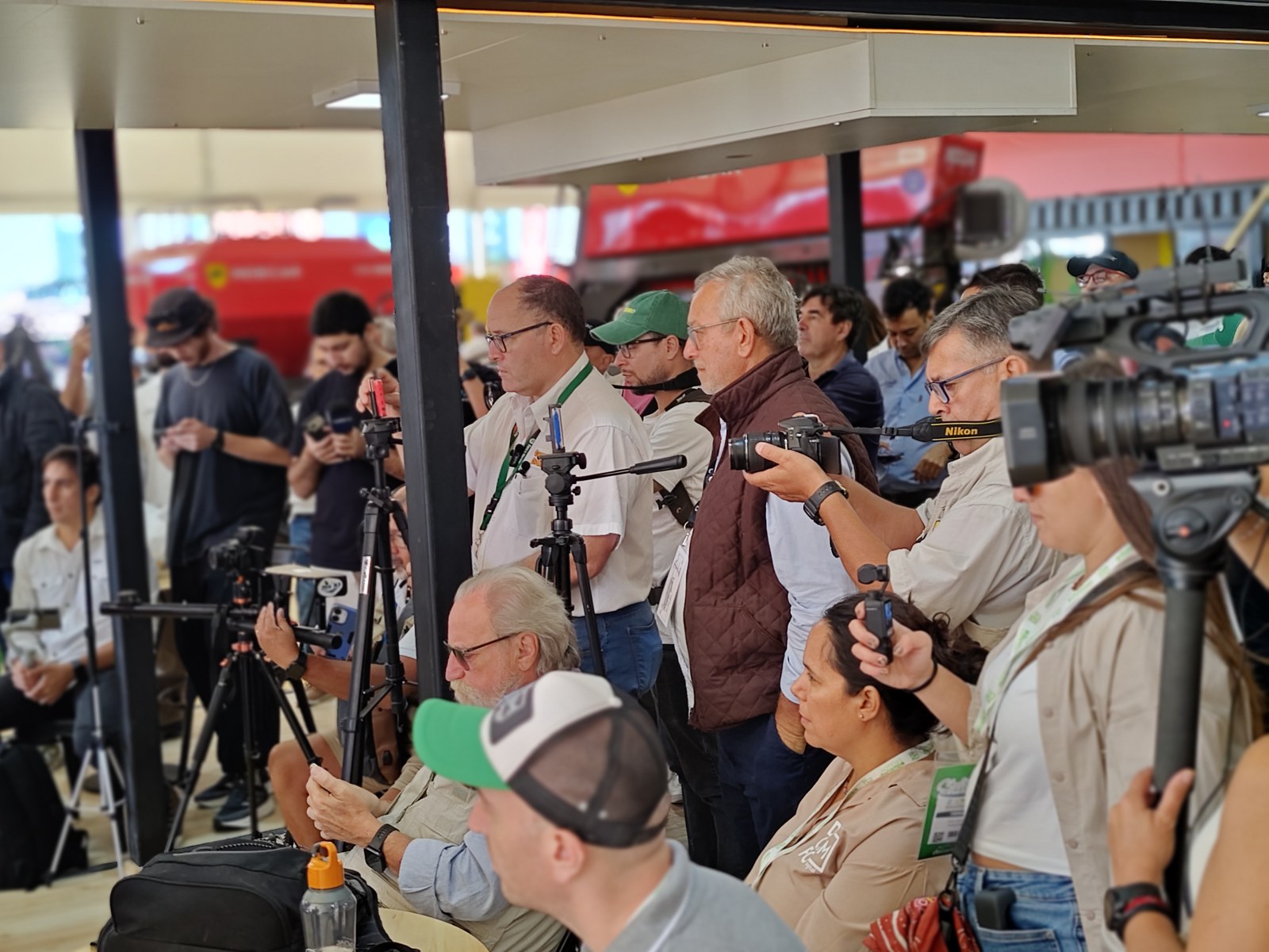 Periodistas registran un encuentro con cámaras, teléfonos y grabadores.