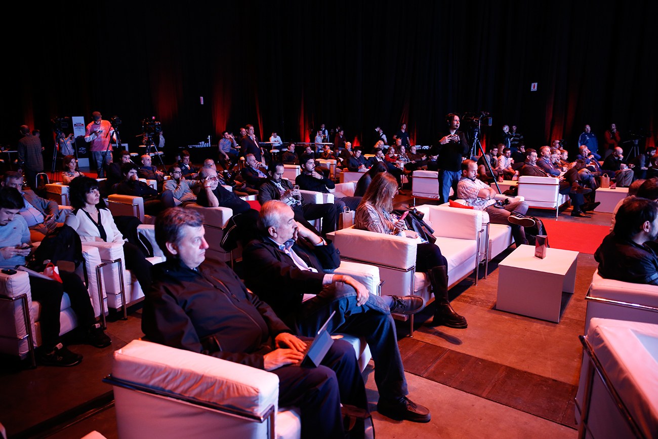 Periodistas en la presentación del Tractor Autónomo Case IH en La Rural.