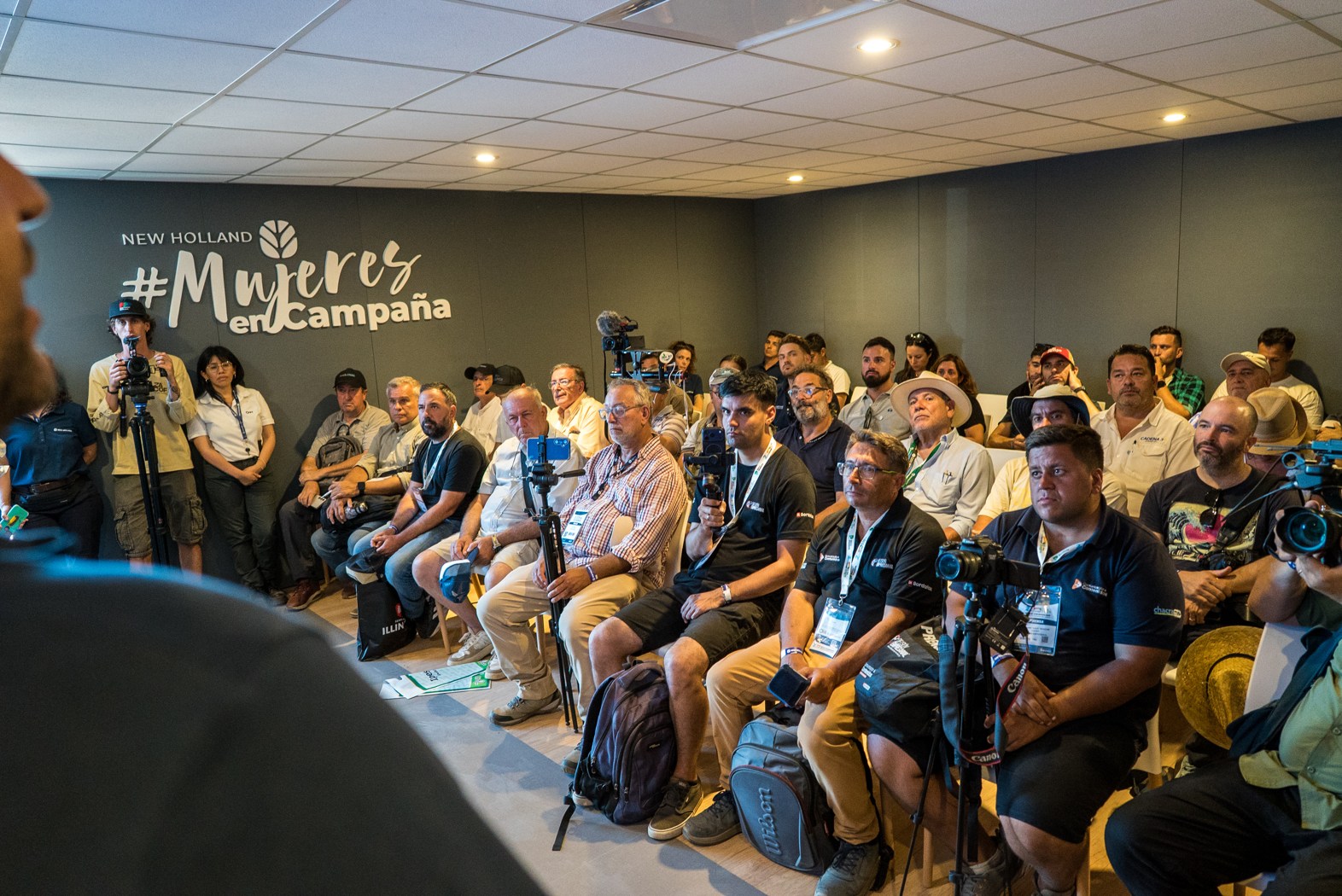 Periodistas asisten a un encuentro de New Holland sobre el rol de la mujer en el agro.