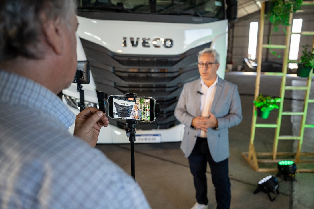 Entrevista en el stand de IVECO, frente a un camión de la marca.