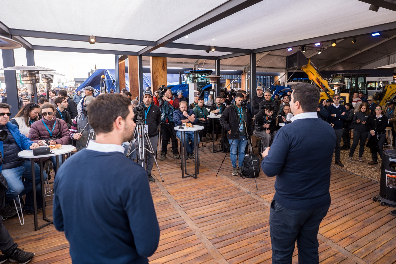 Voceros de New Holland presentan la cosechadora CR11 ante periodistas en Agroactiva.